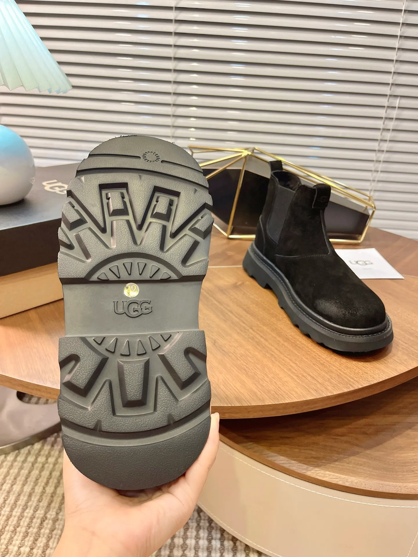 【UGG】 P: 600💰 Size: 40 to 44 (45 custom-made) 2025 new style 𝑼𝑮𝑮•Men's ◾️. Winter snow boots and fur shoes. The matching coefficient is also 100%. 💥Good-looking✨Fully fashionable and stylish when worn. 📈 Lager casual boots, lace-up style. The heels are decorated with hot embossed brand logos. Item No.: 1171113 Upper: high-quality cow suede Lining: sheepskin imported from Australia 🐑The inner lining is made of Australian lamb wool Outsole: EVA non-slip outsole. 45